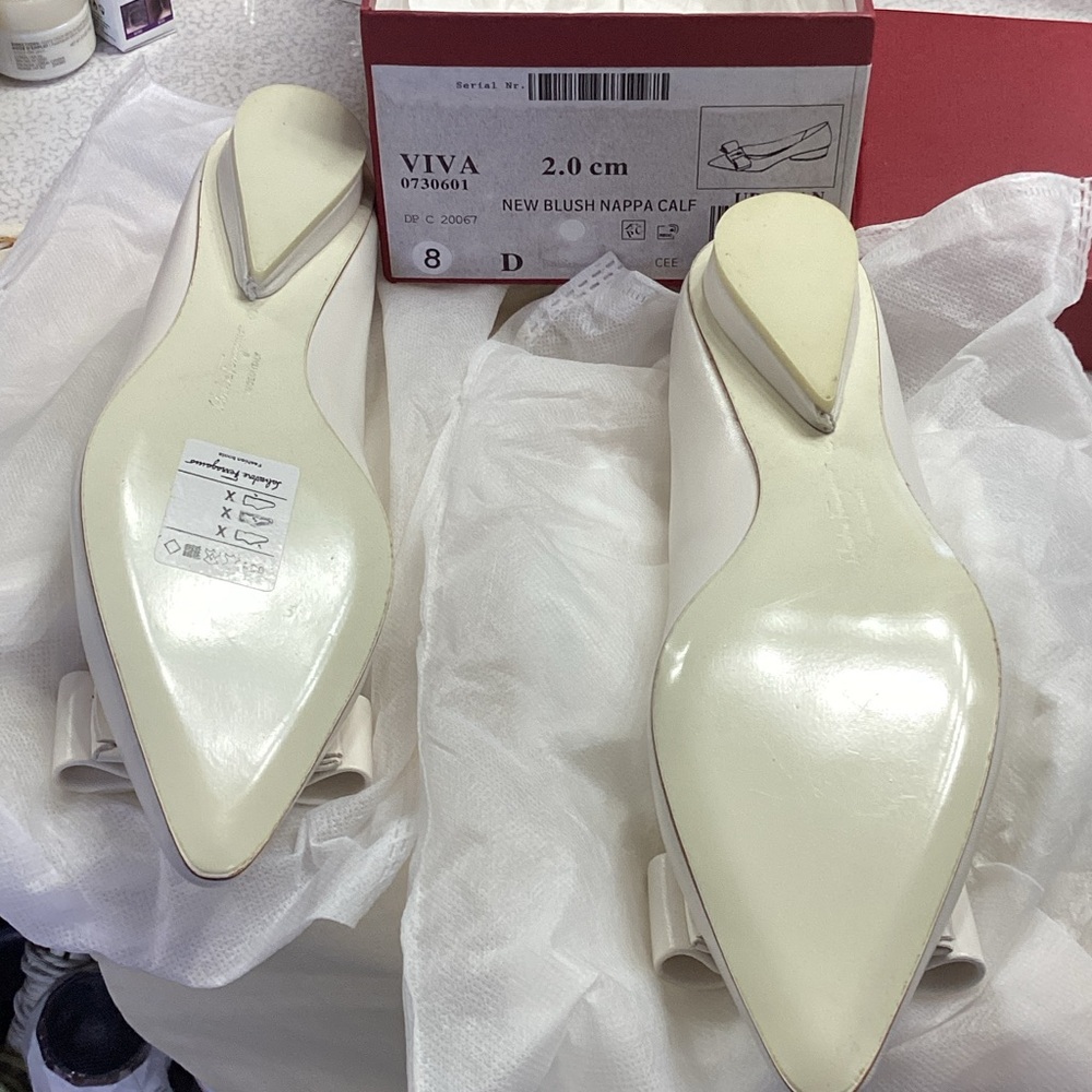 Salvatore Ferragamo Cream Pointed-Toe Bow Pumps - Picture 4 of 7